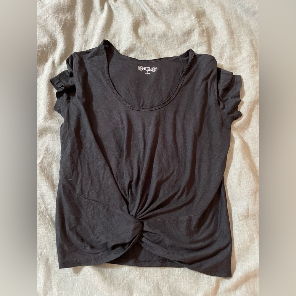 Black cropped shirt with a tie twist